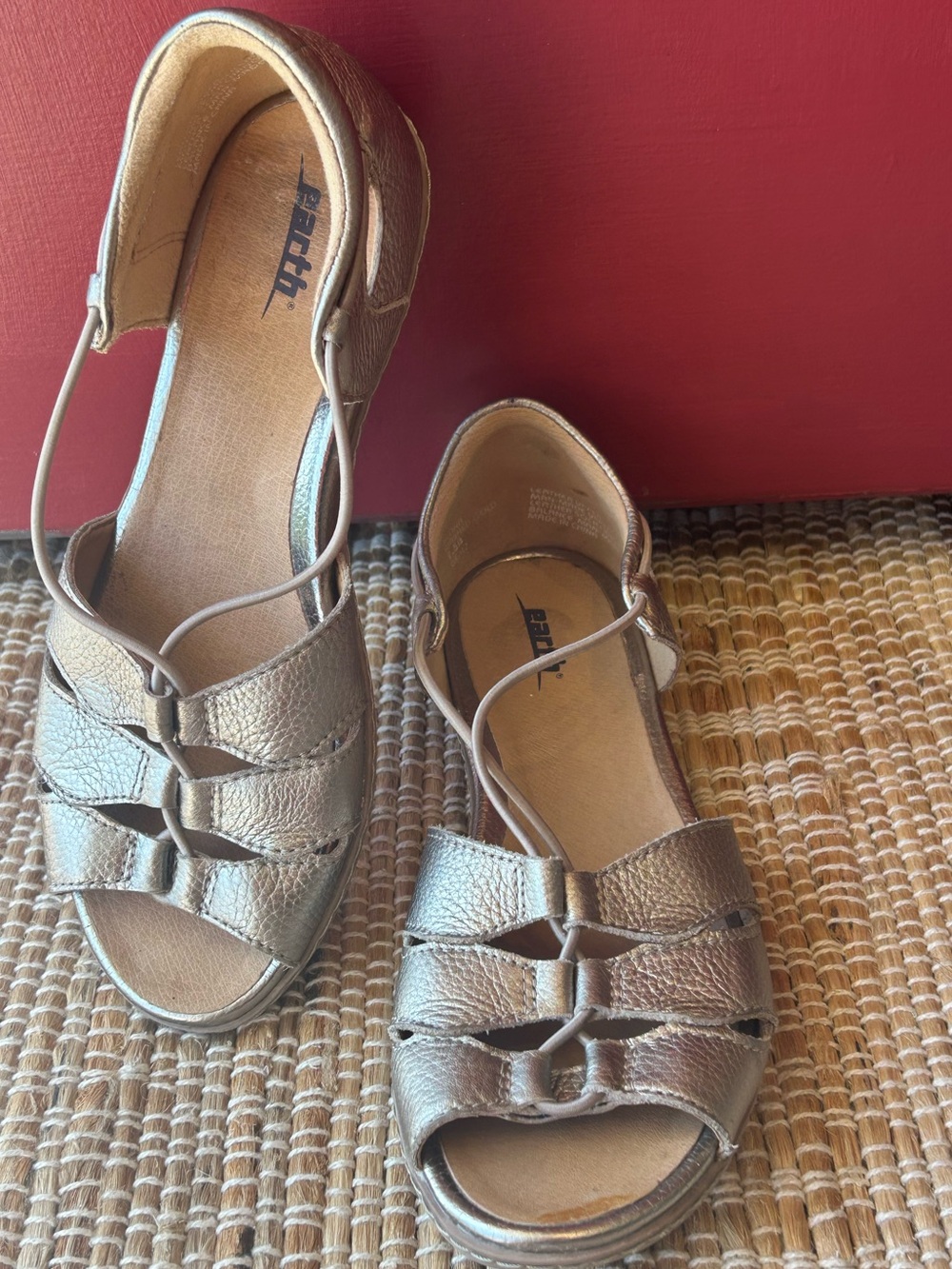 EARTH ‘Aloha’ s7.5 Metallic Gold Lace-Up Sandals-very little wear-ltwt/comfy